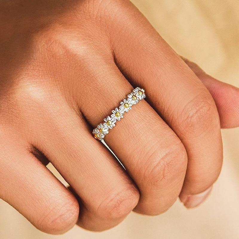 Adjustable Silver Hand Painted Enamel Daisy Ring - Unique, Lightweight Design 3