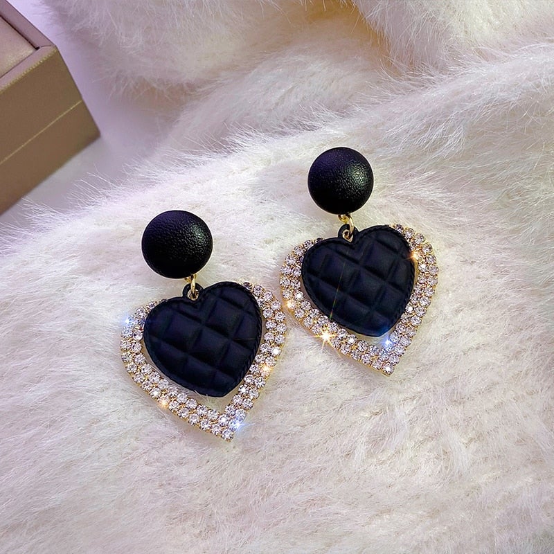 Dark Heart Gold Earrings - Effortless Elegance for Every Occasion 1