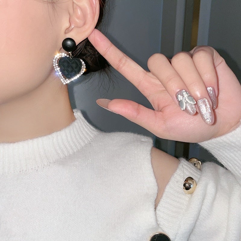 Dark Heart Gold Earrings - Effortless Elegance for Every Occasion 2