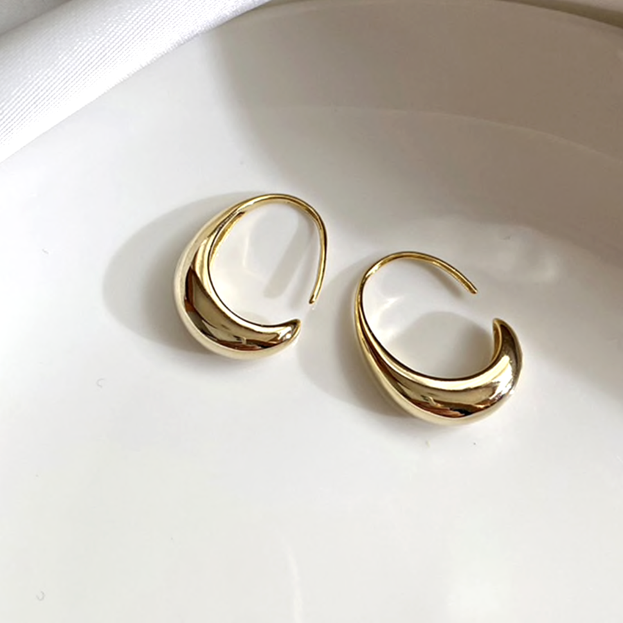 Elegant Gold Earrings for Everyday Sophistication 1
