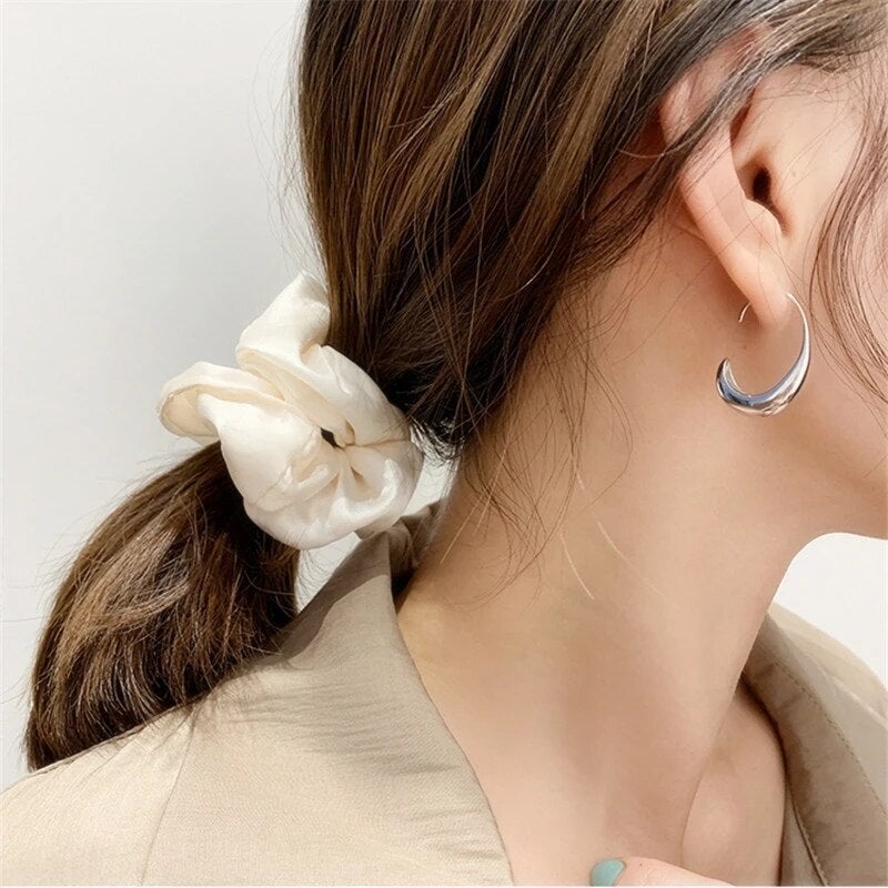 Elegant Gold Earrings for Everyday Sophistication 3