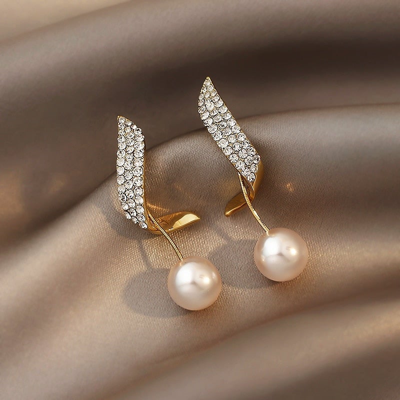 Elegant Gold Pearl Earrings for Everyday Sophistication 1