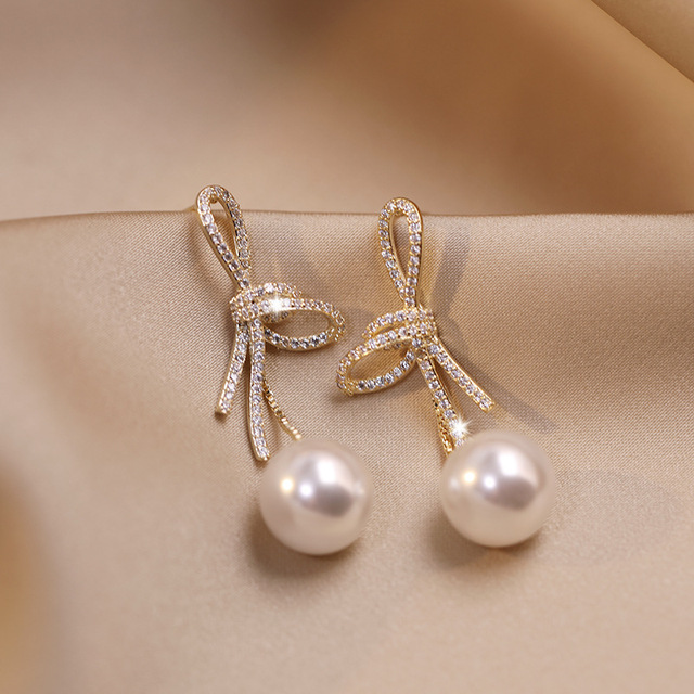 Elegant Gold Pearl Earrings with Shiny Bow 0