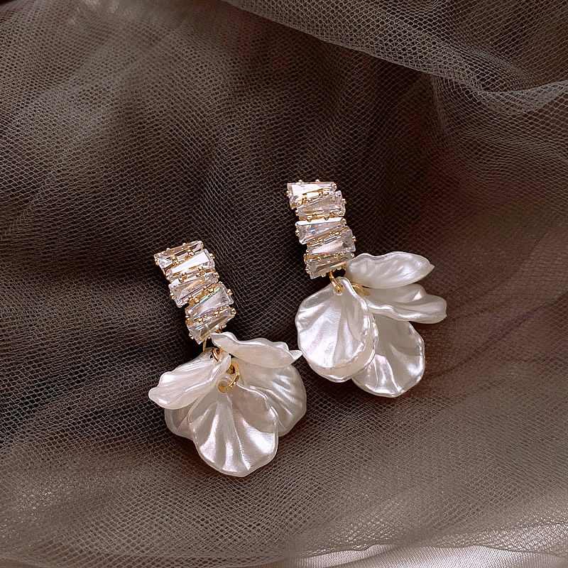 Elegant Gold Petal Earrings for Everyday Sophistication 0