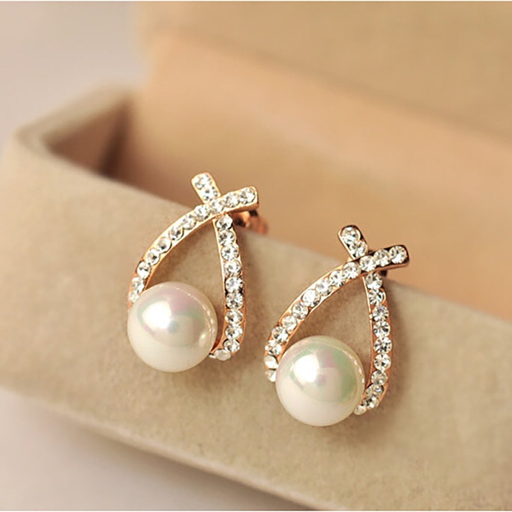 Elegant Pearl Earrings with Subtle Glitter 0