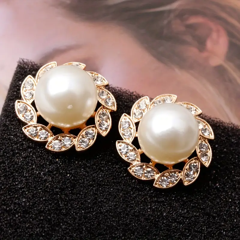 Elegant Pearl and Shiny Leaves Earrings 0