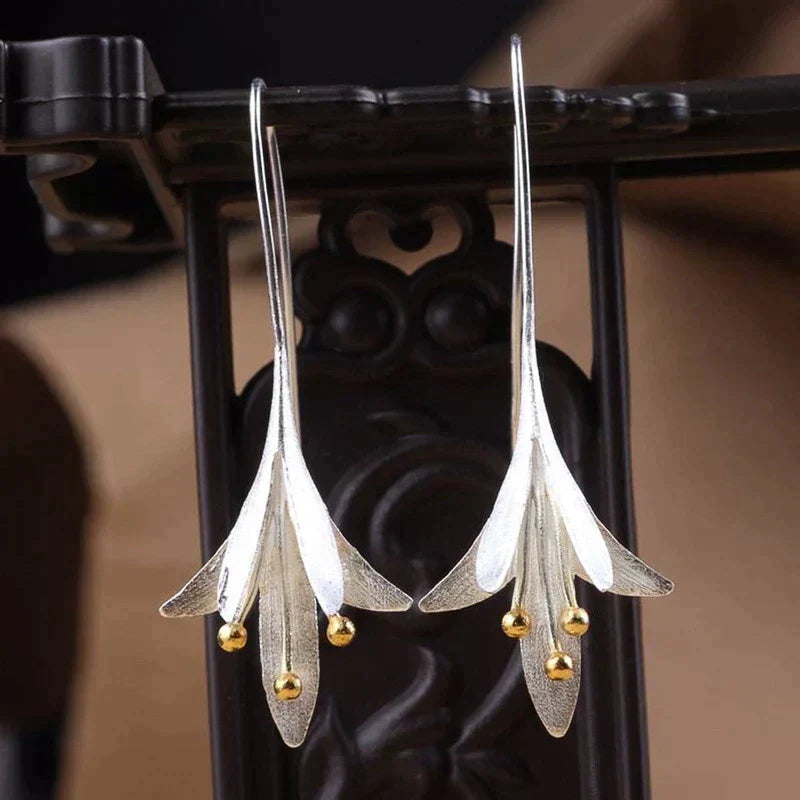 Elegant Silver Flower Earrings for Everyday Sophistication 1