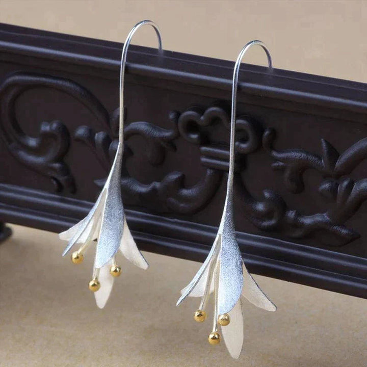 Elegant Silver Flower Earrings for Everyday Sophistication 2