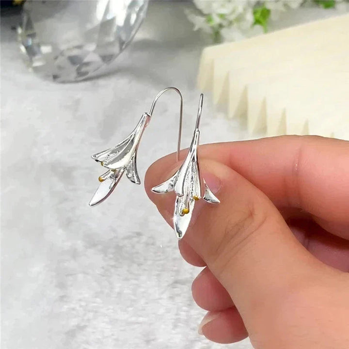 Elegant Silver Flower Earrings for Everyday Sophistication 4