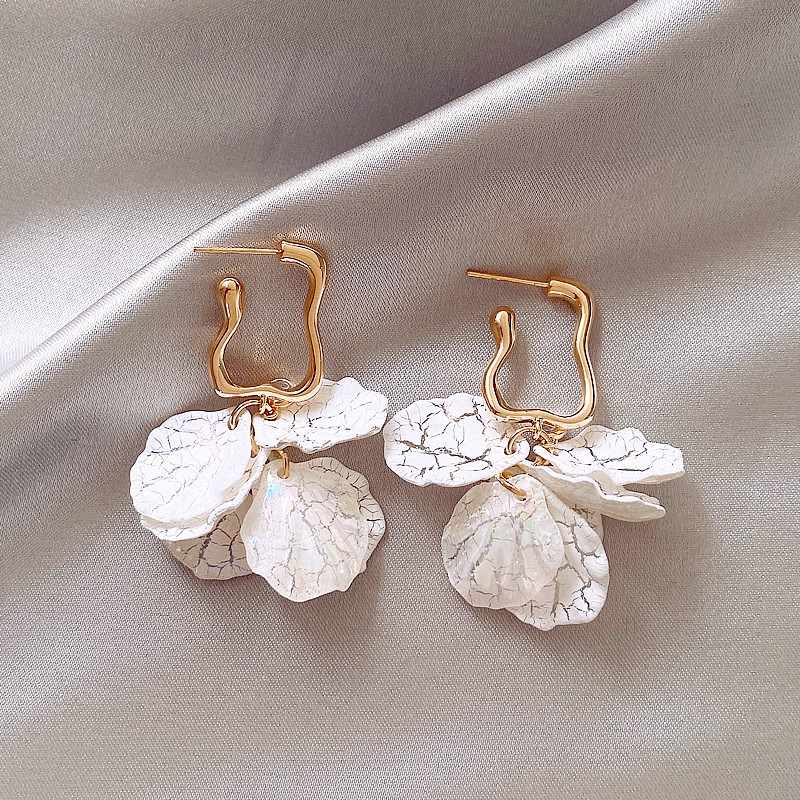 Elegant White Petal Earrings for Effortless Sophistication 0