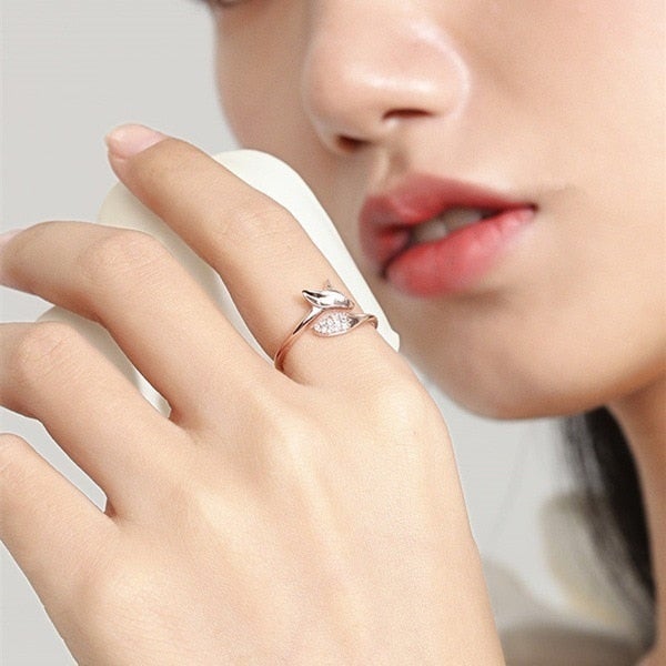 Rose Silver Fox Ring - Elegant Symbol of Strength and Resilience 3