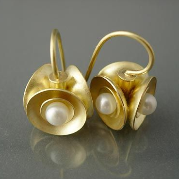 Vintage Gold and Pearl Earrings for Effortless Elegance 0