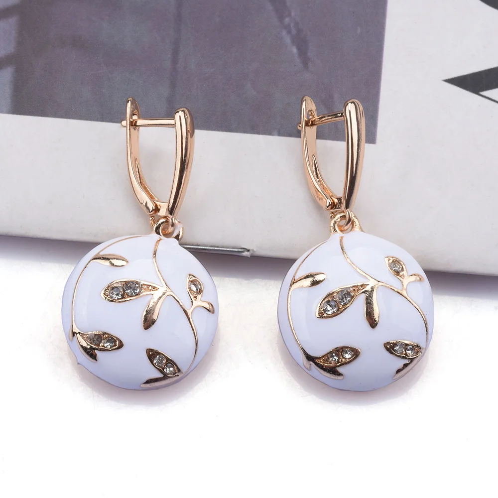 Vintage White & Gold Elegant Earrings 0